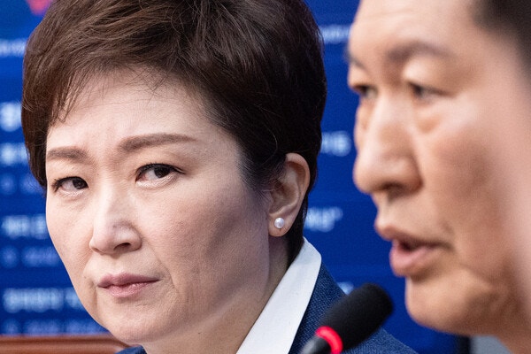 이언주 더불어민주당 최고위원이 2일 서울 여의도 국회에서 열린 최고위원회의에서 정청래 대표를 바라보고 있다. photo 뉴스1