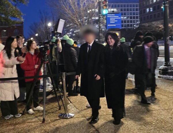 이부진 호텔신라 사장과 아들 임동현군과 함께 지난 1월 28일 미국 워싱턴DC 스미스소니언 국립아시아미술관에서 열린 '이건희 컬렉션' 특별전 갈라 행사장에 입장하고 있다. photo 뉴스1