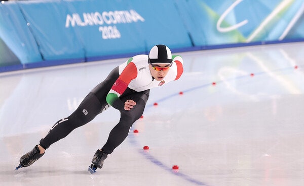 헝가리로 귀화한 스피드스케이팅 김민석이 19일(현지시간) 이탈리아 밀라노 스피드스케이팅 스타디움에서 열린 스피드 스케이팅 남자 1500m에서 질주하고 있다. photo 뉴스1
