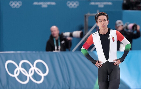 헝가리로 귀화한 스피드스케이팅 김민석이 19일(현지시간) 이탈리아 밀라노 스피드스케이팅 스타디움에서 열린 스피드 스케이팅 남자 1500m에서 레이스를 마친 후 숨을 고르고 있다. photo 뉴스1