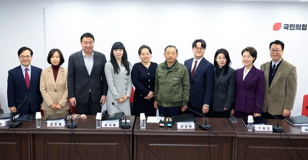 20일 오전 서울시 영등포구 여의도 국민의힘 당사에서 열린 제9회 전국동시지방선거 중앙당 공천관리위원회 제1차 회의에서 윤용근(왼쪽부터)·최수진·정희용·김보람·송서율 공천관리위원, 이정현 공천관리위원장, 이동건·이하