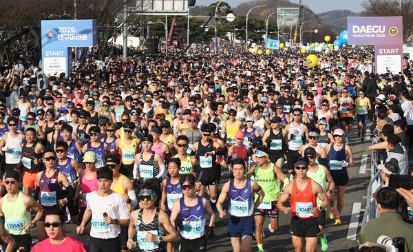 22일 오전 대구 수성구 대구스타디움 앞에서 열린 '2026 대구마라톤대회' 참가자들이 출발하고 있다. photo 뉴스1