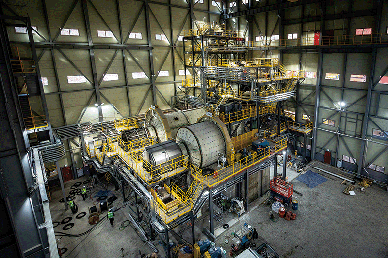 지난 3월 4일 알몬티대한중석 소유 상동광산 인근 텅스텐 공정 시설에서 근무자들이 정비 작업을 하고 있다.photo 이건송 영상미디어 기자