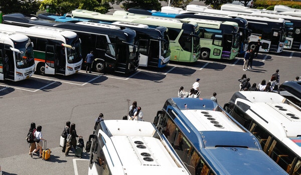 제주도의 한 주차장에서 수학여행을 온 학생들이 이동하고 있다. photo 뉴시스