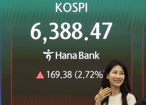 21일 오후 서울 중구 하나은행 본점 딜링룸 현황판에 종가가 표시되고 있다. photo 뉴스1