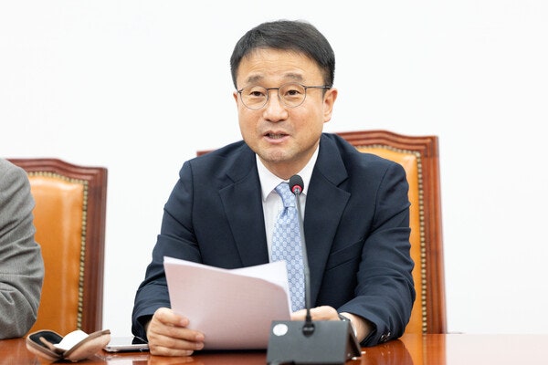 한병도 더불어민주당 원내대표가 21일 서울 여의도 국회에서 열린 기자간담회에서 내달 6일 열리는 원내대표 선거 도전을 위해 사퇴 의사를 밝히고 있다. photo 뉴스1