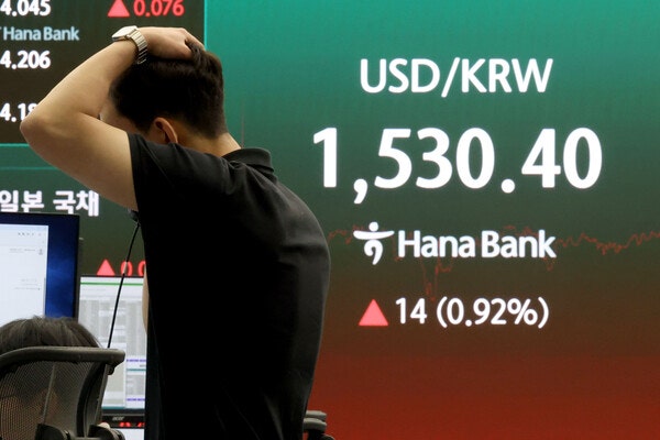 4일 서울 중구 하나은행 딜링룸 현환판에 원달러환율이 전장대비 14원(0.92%) 상승한 1,530.40원에 거래되고 있다. photo 뉴스1
