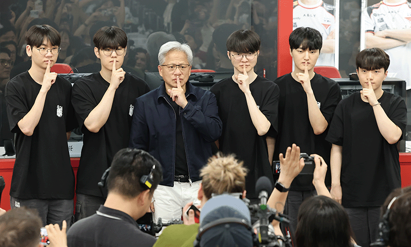 젠슨 황 엔비디아 최고경영자(왼쪽 셋째)가 지난 6월 5일 서울 마포구 ‘T1 베이스 캠프’를 방문해 ‘페이커‘ 이상혁(왼쪽 넷째)을 비롯한 e스포츠 구단 T1의 리그 오브 레전드(LoL) 선수단과 기념촬영을 하고