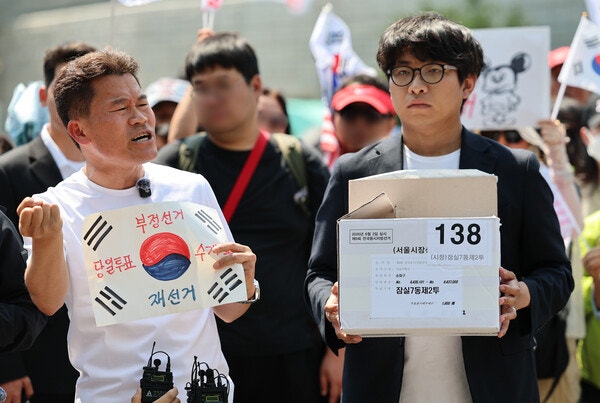 전한길, 선관위 '폐기 물품' 추가 공개…"재선거 안 하면 직무유기"