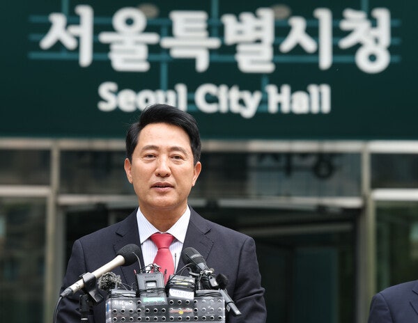 오세훈 서울시장이 서울시청 앞에서 취재진에게 발언하고 있다.photo 뉴스1