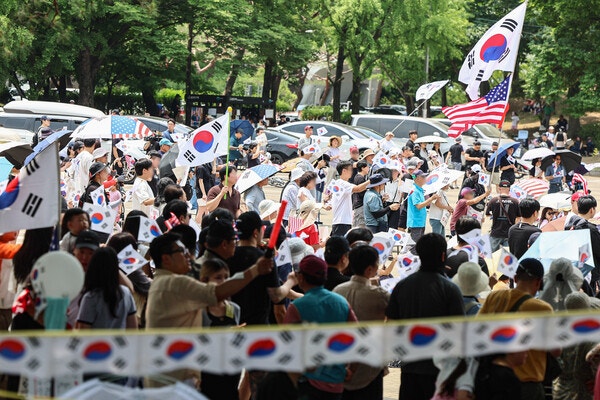 [속보] 경찰, 올림픽공원 '<b>잠실 개표소</b>' 진입 시도…시위대 <b>대치</b>