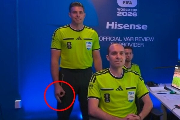 월드컵 심판 손동작 하나에 '발칵'…FIFA "고의성 확인 안 돼"