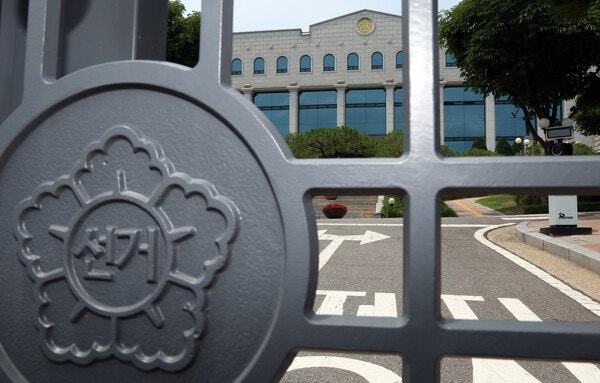 선거 감시해야 할 선관위원이 '손팻말 들고 선거운동' 의혹