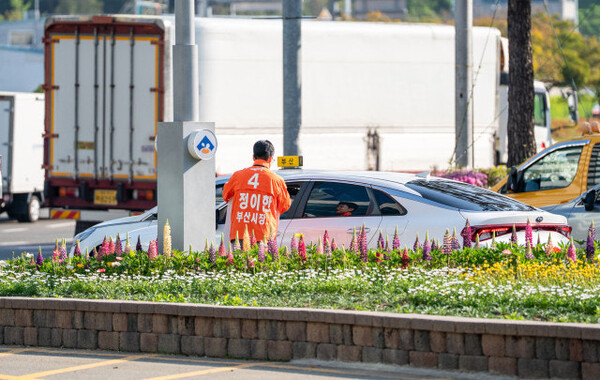 지난 4월 27일 부산 금정구에서 선거 유세 중이던 개혁신당 정이한 부산시장 후보가 흰색 승용차에서 뿌린 음료를 맞고 넘어져 머리를 다쳤다고 주장했다. 사진은 당시 음료를 뿌린 것으로 추정되는 흰색 차량. 