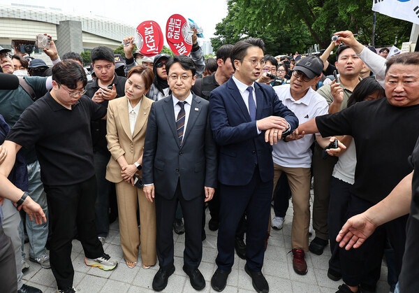 잠실 찾은 與 원내지도부에 "나가라"…15분 만에 발길 돌려