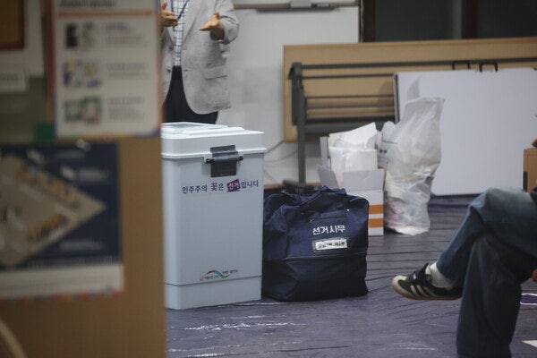 대선 투표함서 총선 투표지 나왔다…선관위 "잔류물 원천 차단 어려워"