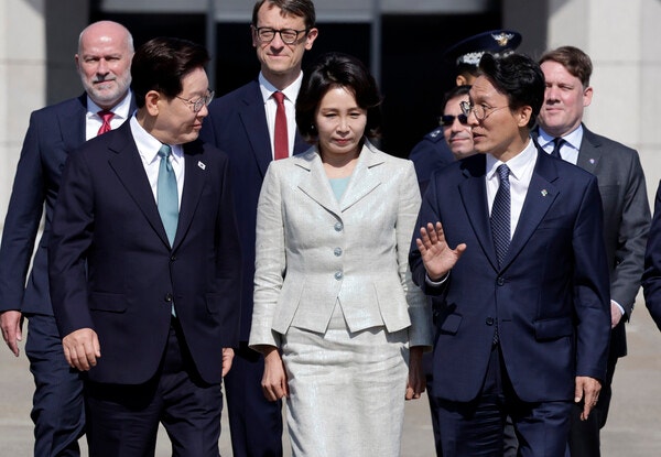 환송 땐 없었던 정청래, 귀국길엔 함께한다…靑 참석자 명단 공개