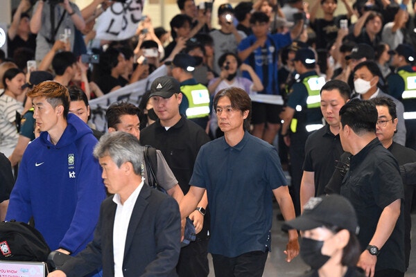새벽 공항에 울린 "홍명보 나가!"…대표팀 귀국길 '얼음장'