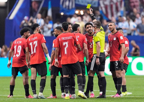 "월드컵은 조작됐다"…2-0 앞서다 뒤집힌 이집트, 아르헨전 판정에 폭발
