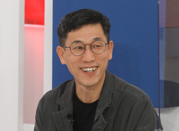 진중권 "와 이리 무섭노…아이돌까지 5·18 제단에 바칠 건가"