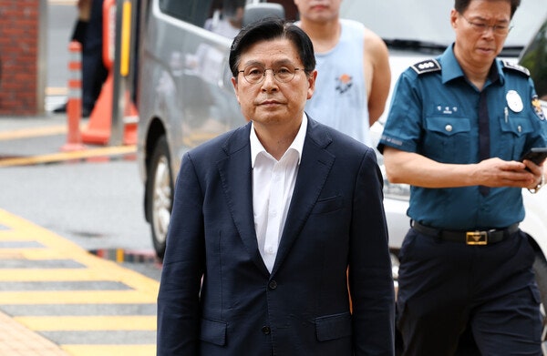 개표소 막았던 '올다르크' 경찰 출석…황교안 "돌아서서 있었던 것 뿐"