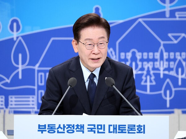 "잔금대출 살펴보자" "헬기 타겠다"…이대통령, 193분 부동산 대토론회