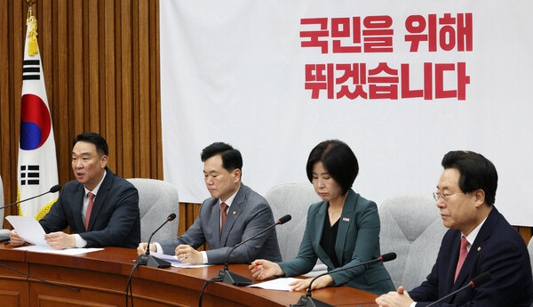 <b>국힘</b>, '<b>멱살잡이</b>' 권영진 엄정 대응…權 "깊이 반성하고 사과"