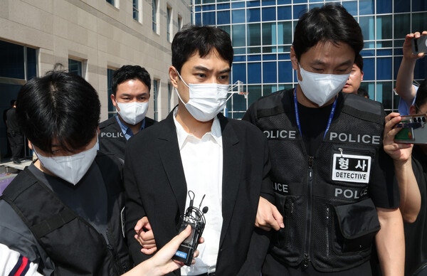 미성년자 성매매 혐의 등을 받는 최영중 전 청주시의원이 30일 충북 청주시 서원구 청주지방법원에서 구속 전 피의자 심문(영장실질심사)을 받은 뒤 나오고 있다.photo 뉴스1
