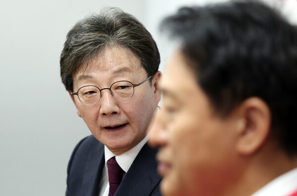 <b>유승민</b> "무덤 속 노무현 전 대통령이 꾸짖는 소리가 들린다"