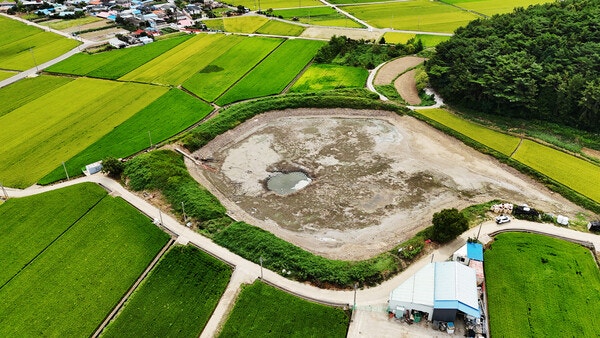 11일 오전 연일 기록적인 폭염과 가뭄으로 경남 남해군 이동면 인근에 위치한 저수지가 바닥을 드러낸 체 매말라 가고 있다. photo 뉴시스