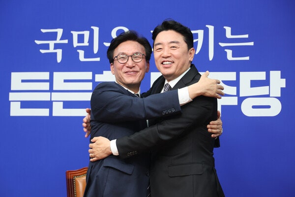 <b>김민석</b>, 강훈식과 포옹하며 "원팀"…"벽 없는 당청 만들겠다"