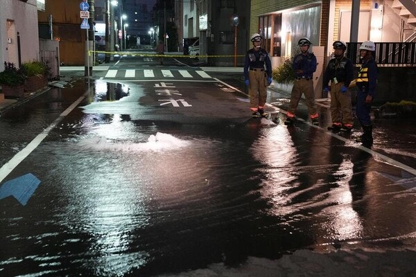 23일 오전 2시 53분 일본 도쿄도 고토구에서 수도관이 파열돼 도로가 물에 잠겨 있다. photo 교도통신