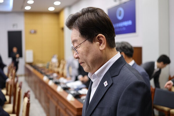 李<b>대통령 지지율</b> 40.2% '취임 후 최저'…6주 연속 하락