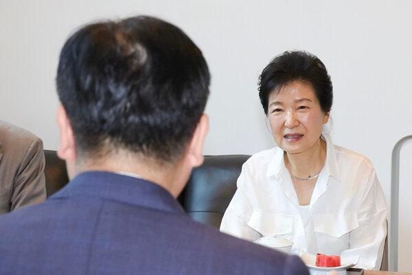 <b>박근혜</b>, 국민의힘 <b>연찬회 참석</b>…與 "다음은 윤석열이냐" 반발