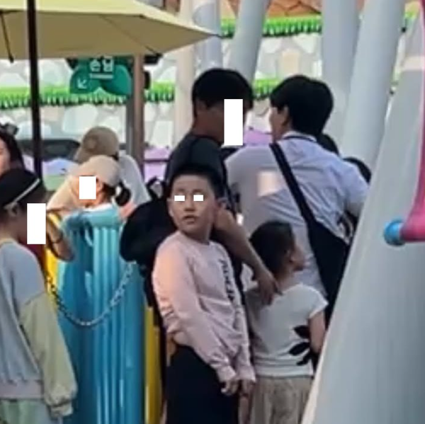 롯데월드 놀이기구 대기줄에서 소변을 보는 어린이.photo 보배드림