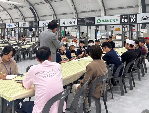 여수세계섬박람회 조직위원회가 행사장 내 식당과 푸드트럭 영업자 및 종사자를 대상으로 위생교육을 실시하고 있다.photo 2026 여수 세계섬박람회 조직위원회 제공