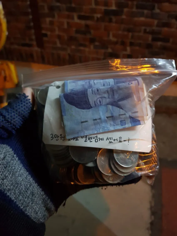 주문자가 음식값으로 준비한 3만원과 '열 번 넘게 셌어요'라고 적은 메모.photo 온라인 커뮤니티 '에펨코리아'