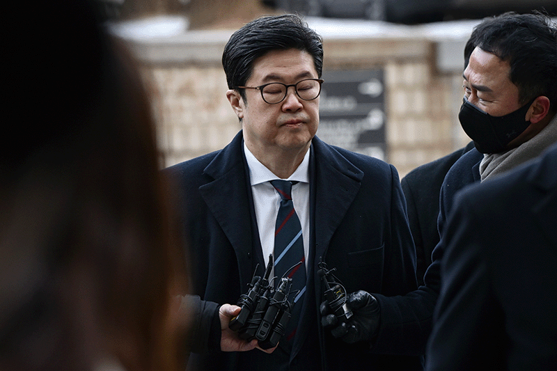 ‘홈플러스 사태’ 관련 자본시장법 위반 등의 혐의를 받는 김병주 MBK파트너스 회장이 지난 1월 13일 서울 서초구 서울중앙지방법원에서 열린 구속 전 피의자 심문(영장실질심사)에 출석하고 있다. 이날 김 회장의 구속