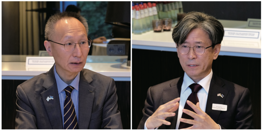 지난 9월 17일(현지시간) 김일응 주에스토니아 한국대사(오른쪽)와 이삼식 코트라 헬싱키 무역관장이 탈린에서 열린 제1회 한·에스토니아 방산 포럼 참석에 앞서 기자들과 인터뷰하고 있다. photo 에스토니아 공동취재