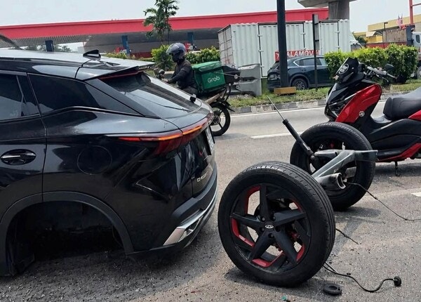 체리 오모다 5(Chery Omoda 5) 차량 한 대가 뒷차축이 부러져 차체에서 완전히 분리된 채 차량 뒤쪽으로 떨어져 나간 상태로 도로 한가운데 멈춰 서 있다.photo 말레이시아메일