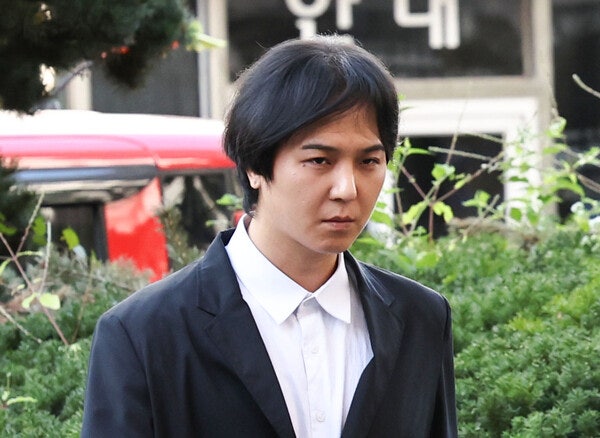 102일 무단결근 <b>송민호</b>, <b>재복무</b> 수순…군대 두 번 간 연예인들 보니