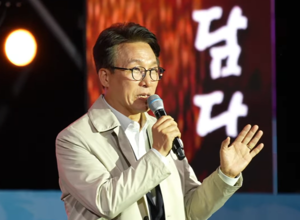가수 노래 끊고 <b>김민석 등장</b>…순창 축제서 벌어진 '정치인 의전' 논란