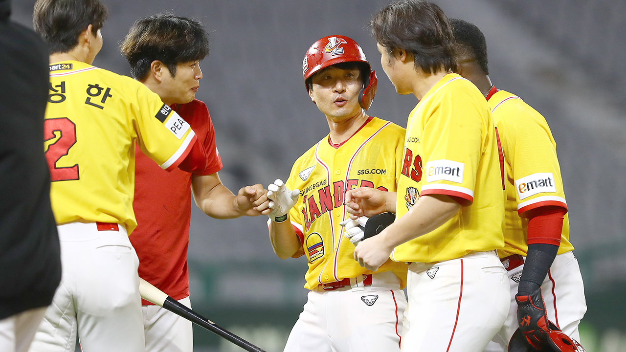 '<b>김성현</b> 끝내기' SSG, 선두 탈환…롯데 19안타 14득점 맹타쇼