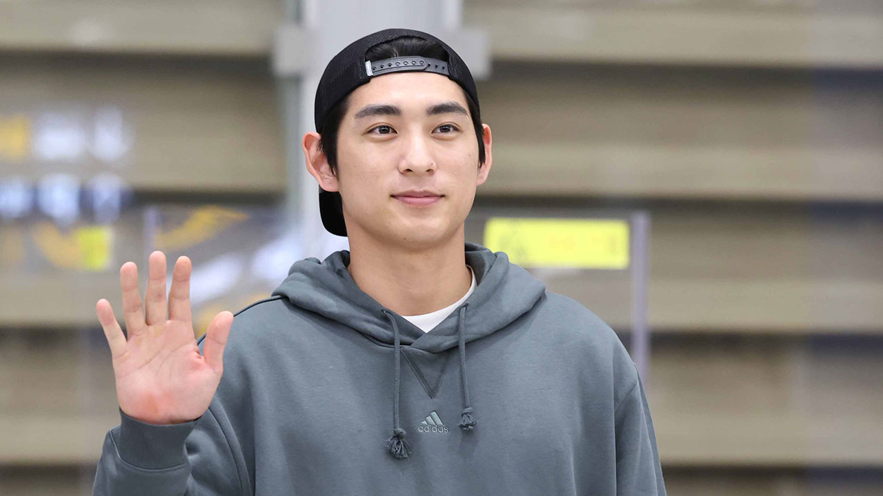 '<b>빅리거</b>' <b>이정후 귀국</b>…인천공항 '들썩'