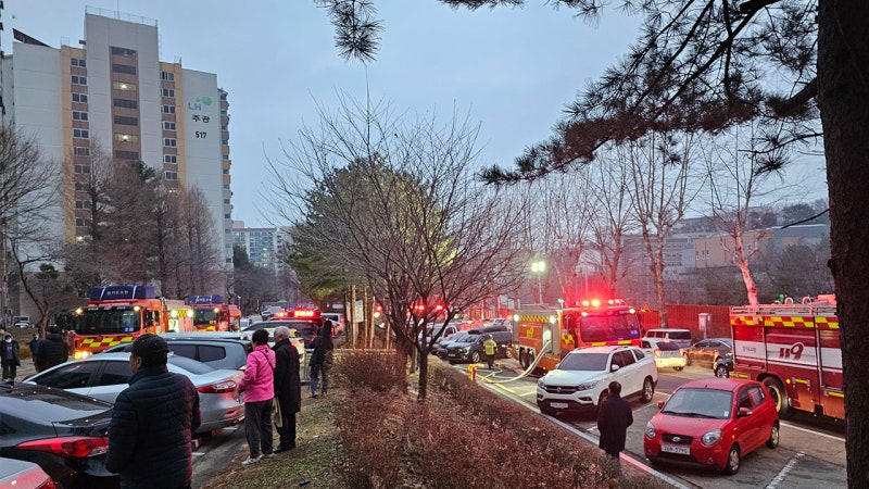 <b>군포 산본동 아파트</b> 9층서 불…주민 2명 숨져