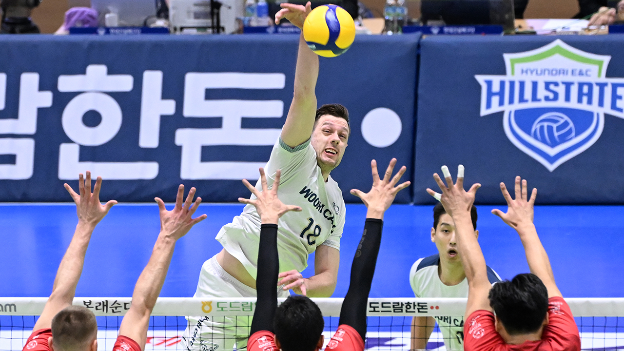 남자배구 <b>우리카드</b>, 한전 꺾고 <b>선두</b> 굳히기