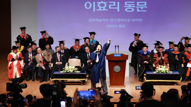 <b>국민대</b> 후배 앞에 선 <b>이효리</b> "그냥 마음 가는 대로 하라"