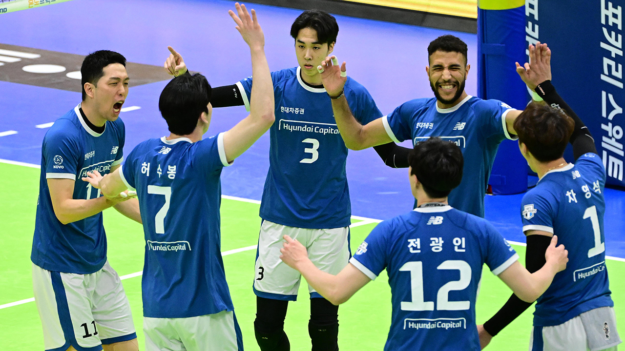 <b>남자 배구 현대캐피탈</b>, <b>한국전력</b> 꺾고 '준PO' 희망 이어가