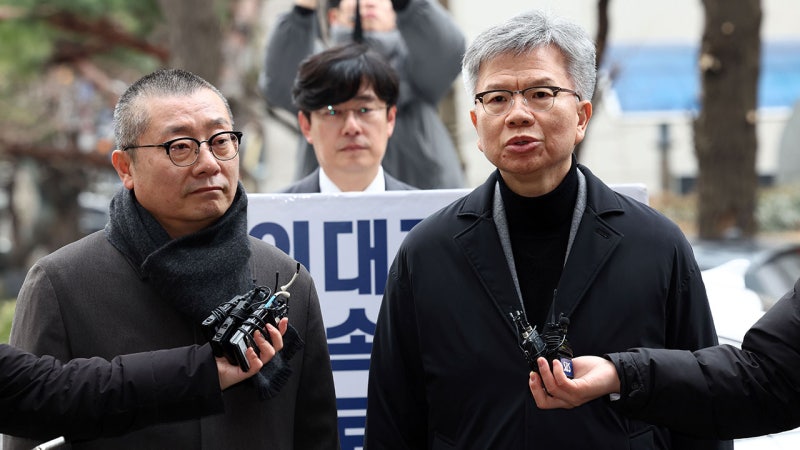 의협 비대위원장 <b>경찰 출석</b>…"<b>전공의</b> 사직, 선동·사주 아냐"