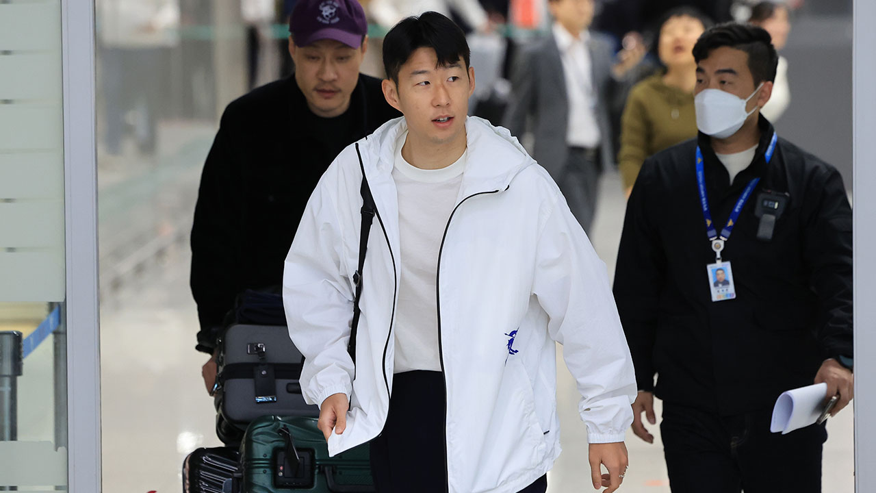 축구대표팀 '주장' <b>손흥민</b> <b>귀국</b>…황선홍호 합류